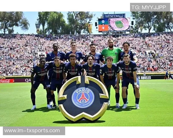 巴黎圣日耳曼球迷热烈庆祝李刚仁与阿什拉夫荣获大奖